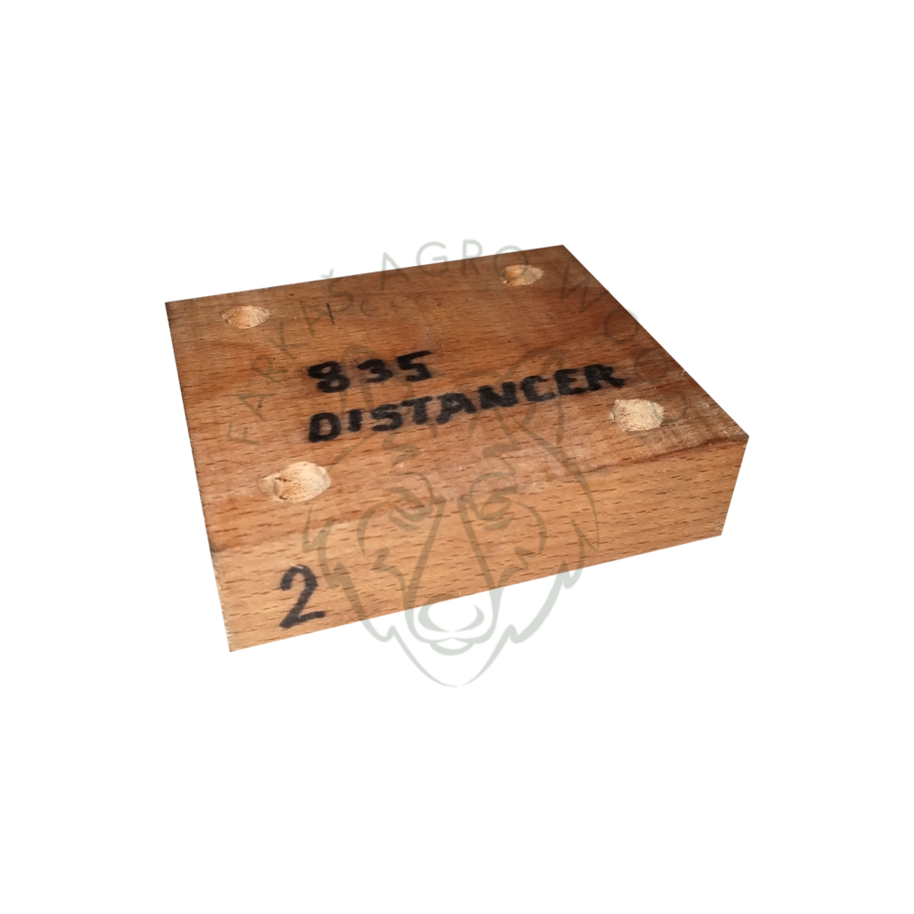 Masey Ferguson distancer 100x85x60mm  drvo-bukva